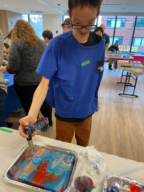 Eddie Li mixing paints 