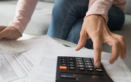 Une calculatrice et des notes sur l’argent et les dettes