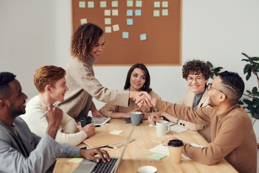 Un groupe de personnes en train de discuter à une table •	Un groupe de personnes en train de discuter à une table 